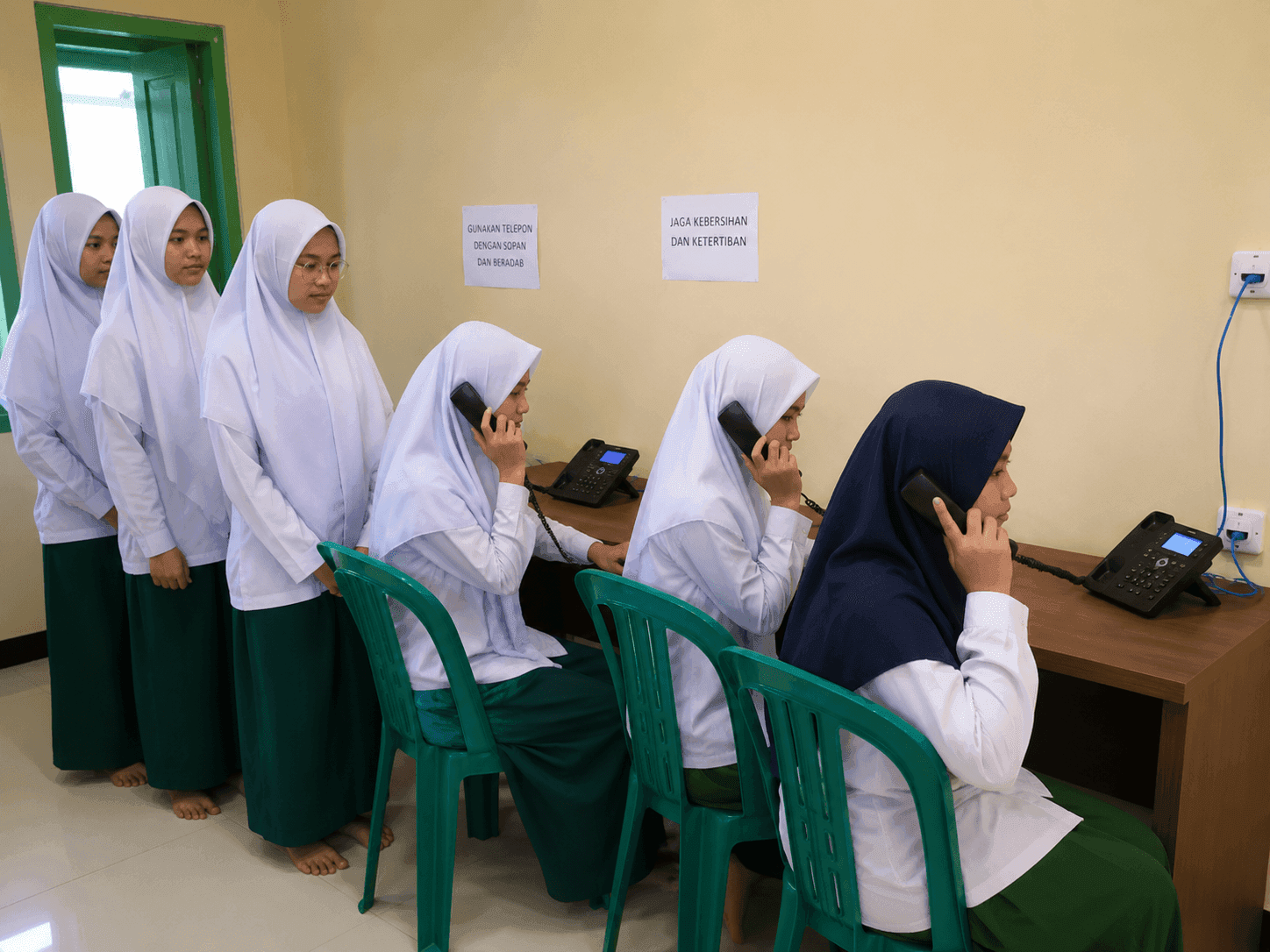 Santri menelpon orang tua lewat telepon pesantren
